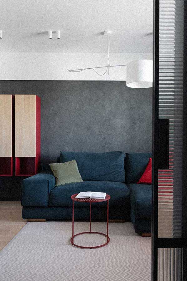 sala com parede cinza e detalhes em madeira