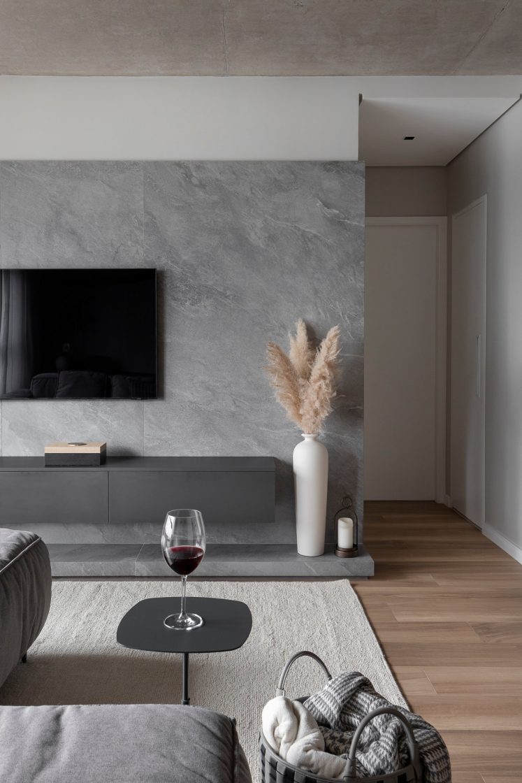 sala com parede cinza e sofá colorido