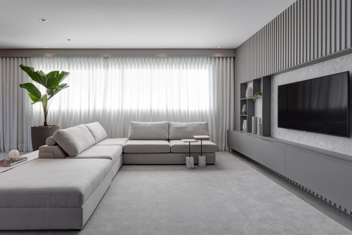 sala com parede cinza e sofá branco
