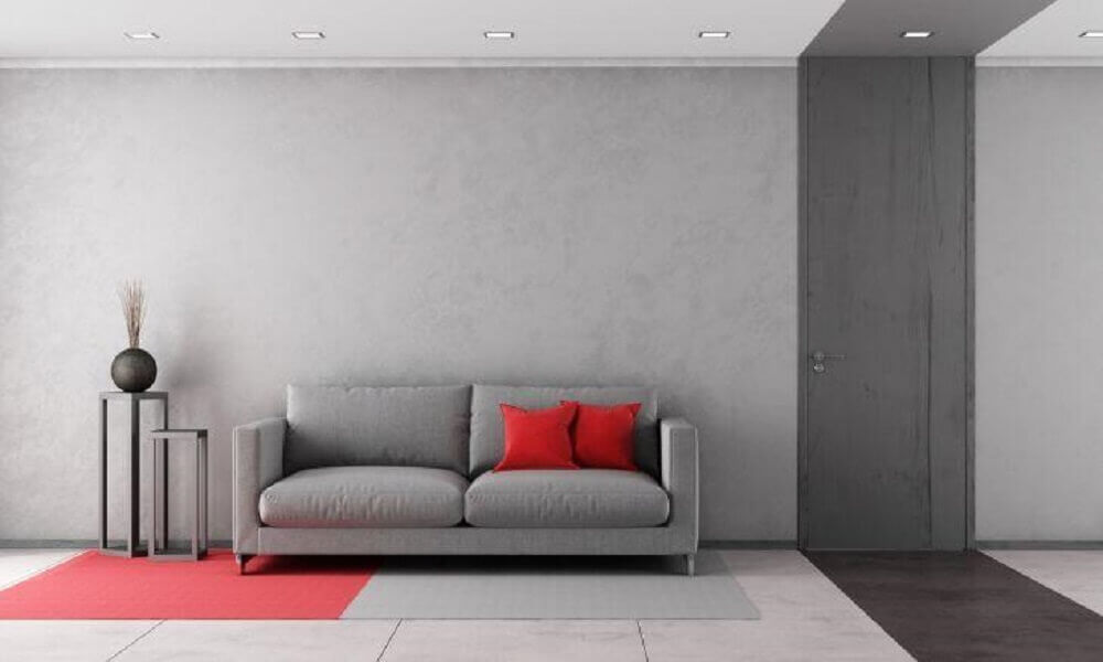 sala com parede cinza e detalhes em madeira