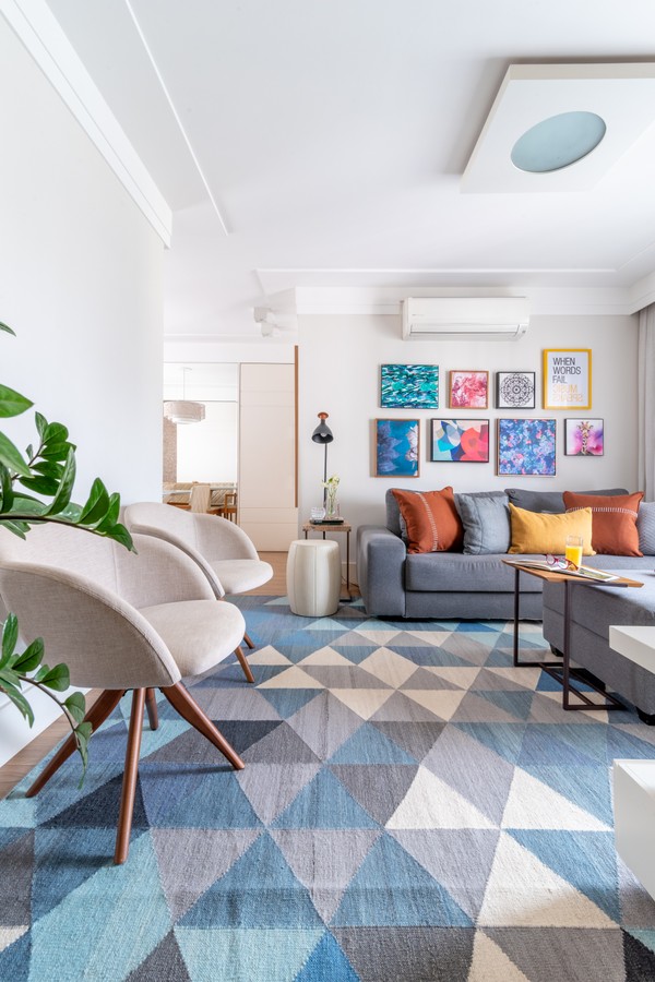 decoração de sala com tapete geometrico