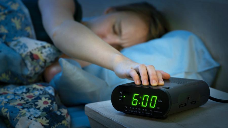 Despertador Longe: A Tática Simples que Acaba com a Soneca