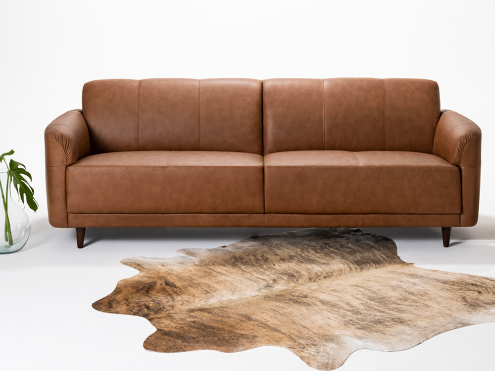 Desvendando os Mitos: Couro Legítimo vs. Couro Sintético na Decoração