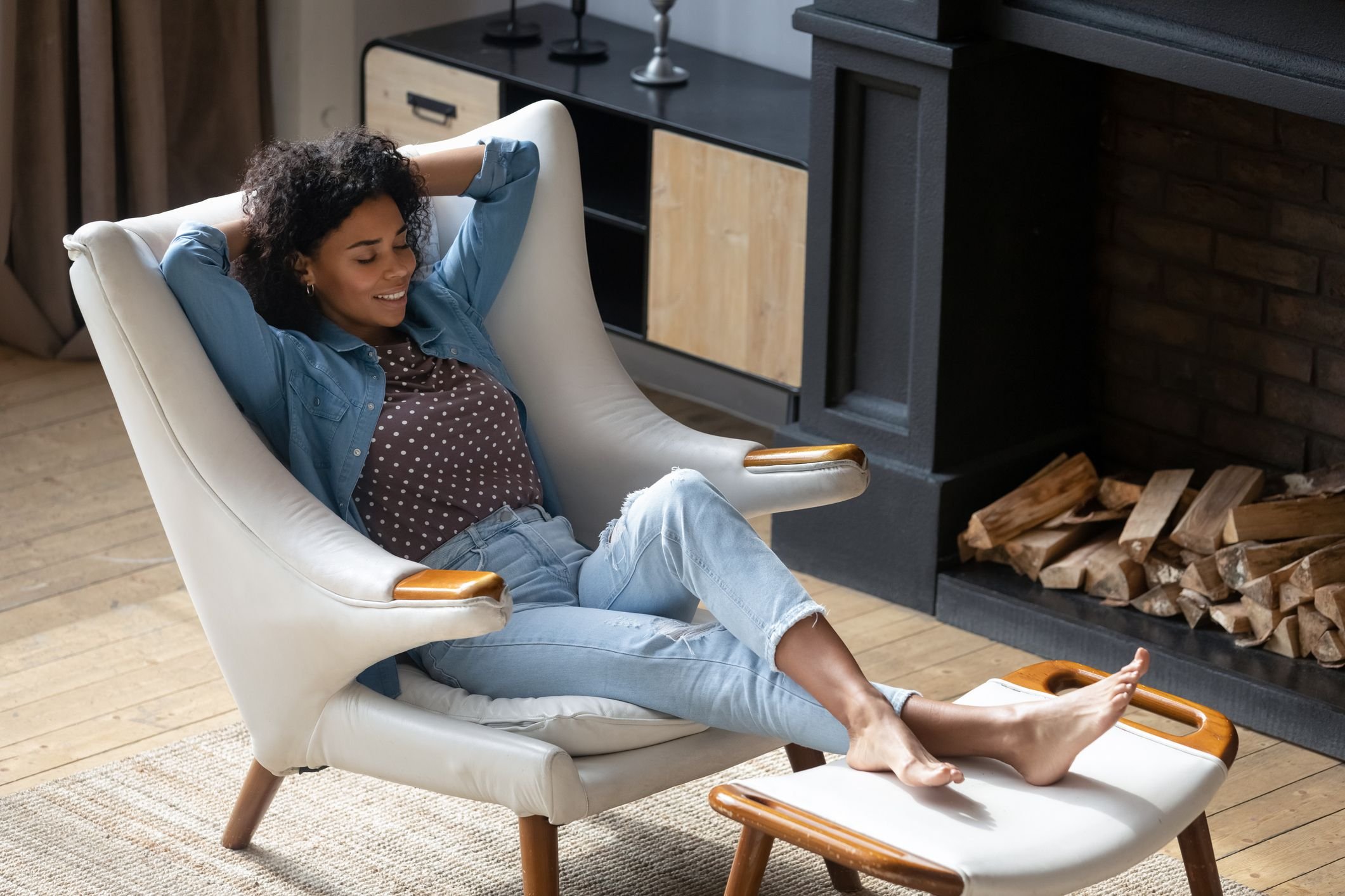 Poltrona Charles Eames vs. Modelos Ergonômicos: Qual a Melhor Escolha para Leitura?