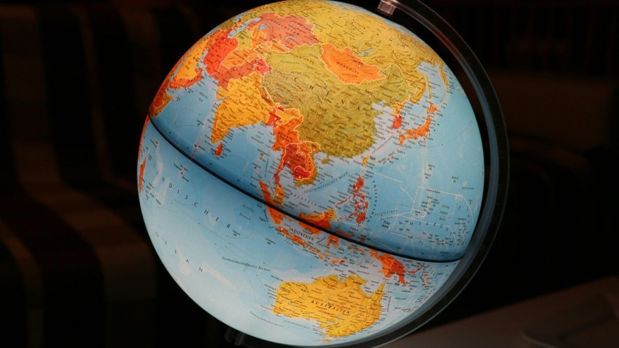 Globo Terrestre vs. Globo Celeste: Qual o Melhor para Sua Decoração?