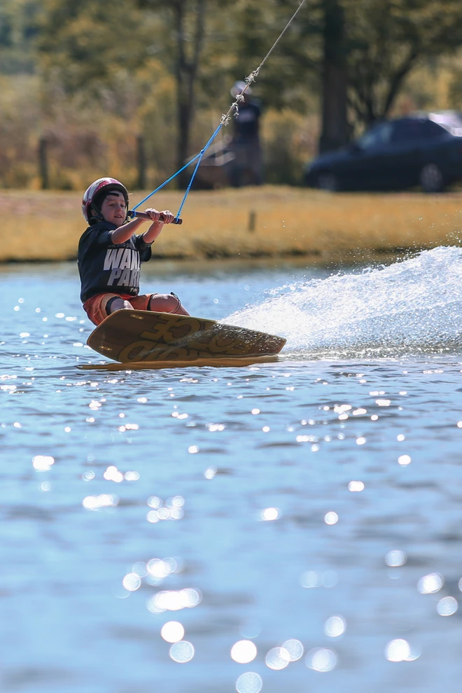 Wakeboard vs. Wakesurf: Qual Esporte Aquático é Para Você?