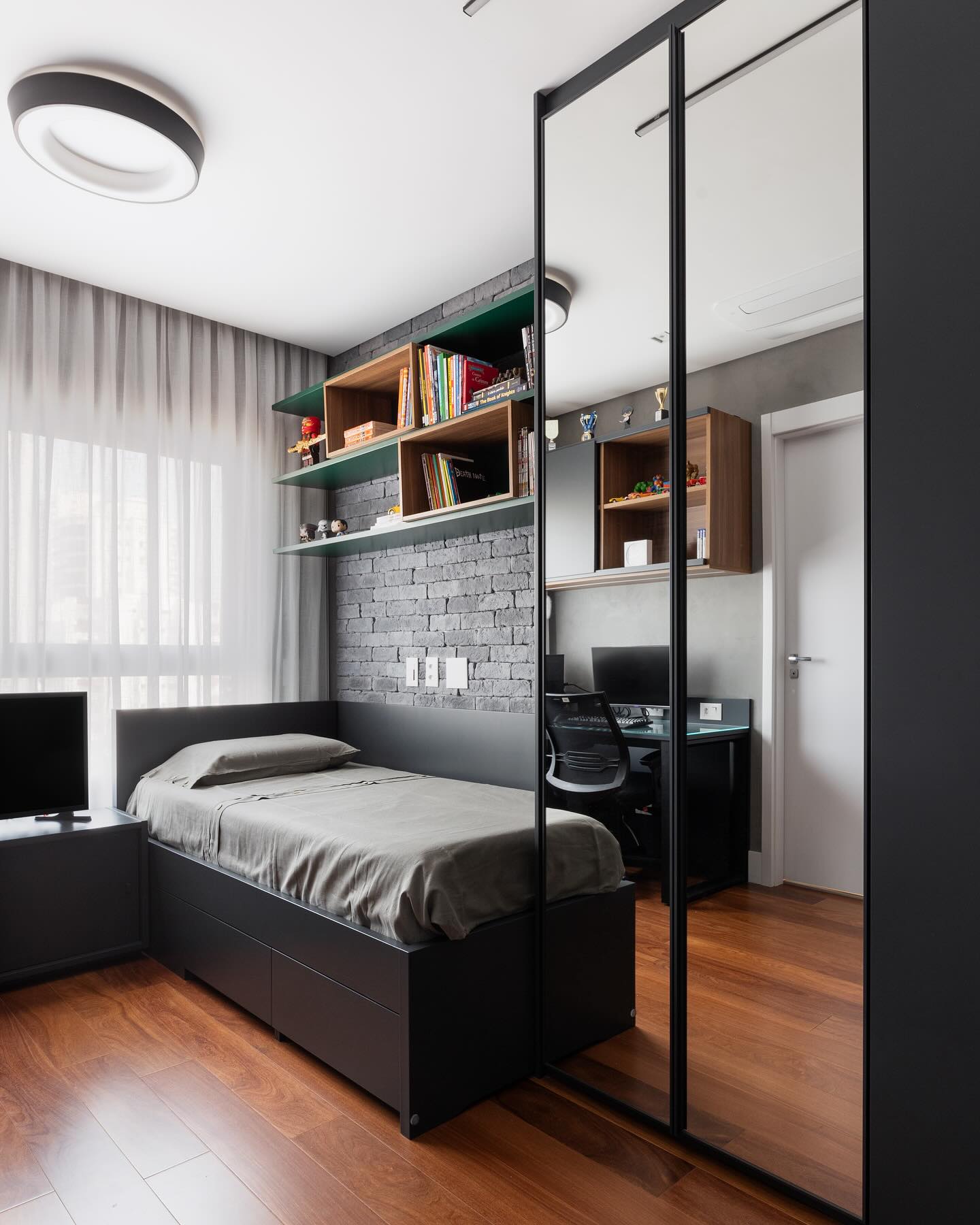 5 dicas para organizar quarto de solteiro pequeno
Como otimizar o espaço em um quarto de solteiro
Guarda-roupa de solteiro: organização e estilo
Decoração funcional para quartos de solteiro
Rotina de organização para manter o quarto arrumado