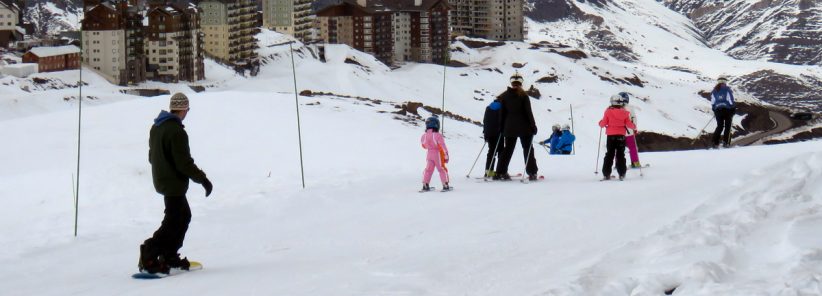 aprender a esquiar ou fazer snowboard