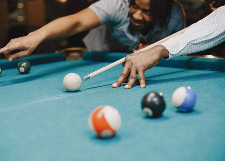 1. Dominando a Seguida: A Tacada que Leva a Bola Adiante
2. Puxada na Sinuca: O Retorno Estratégico da Bola Branca
3. Efeitos Laterais: Precisão e Controle nas Tabelas
4. Combinando Efeitos: A Arte dos Movimentos Complexos na Sinuca
5. Desvio da Trajetória: Como Compensar o Efeito na Mira