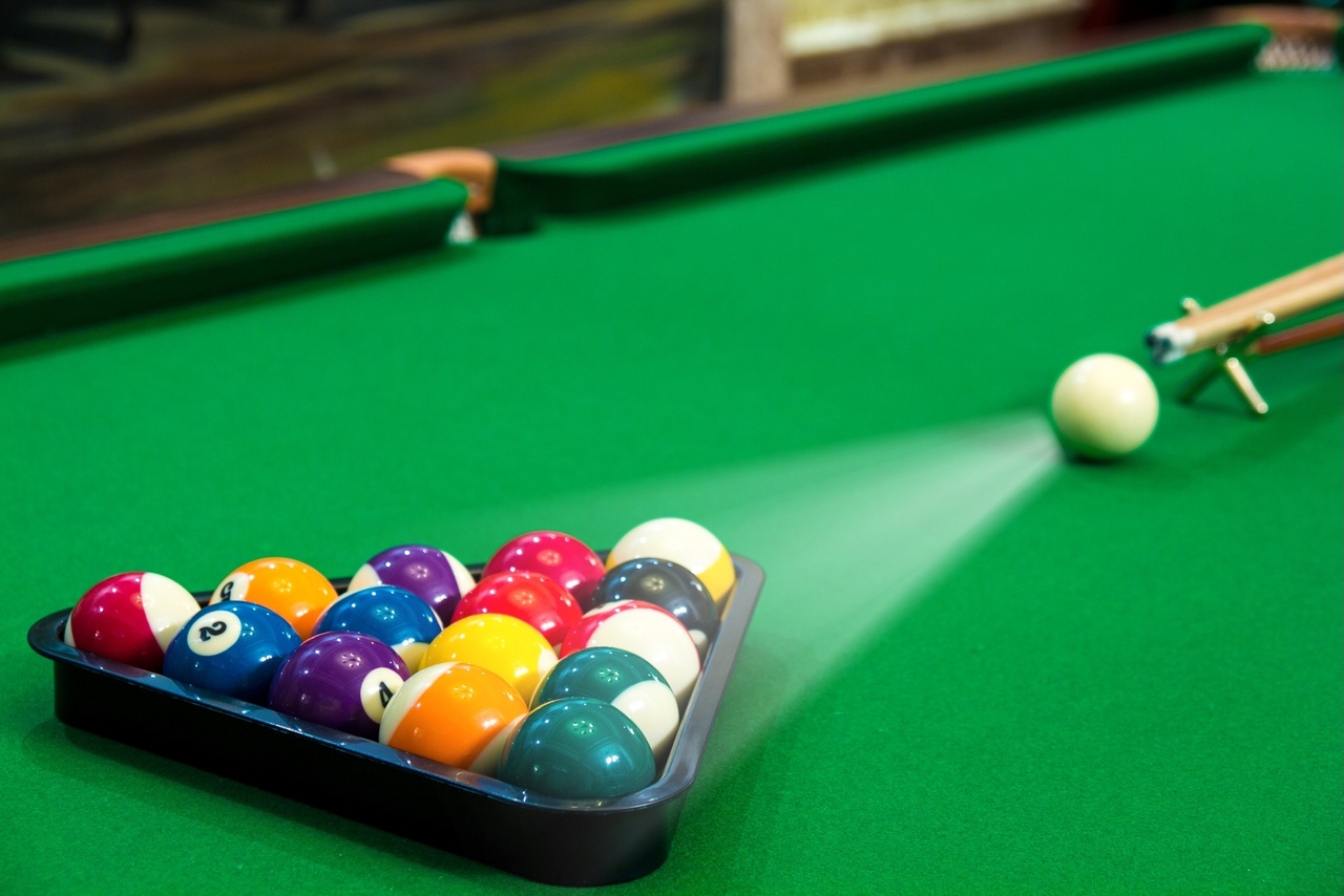 1. Dominando a Seguida: A Tacada que Leva a Bola Adiante
2. Puxada na Sinuca: O Retorno Estratégico da Bola Branca
3. Efeitos Laterais: Precisão e Controle nas Tabelas
4. Combinando Efeitos: A Arte dos Movimentos Complexos na Sinuca
5. Desvio da Trajetória: Como Compensar o Efeito na Mira