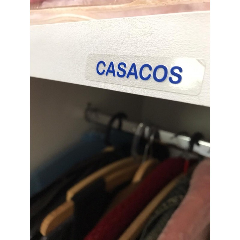 organizadores de closet: caixas vs. cabides