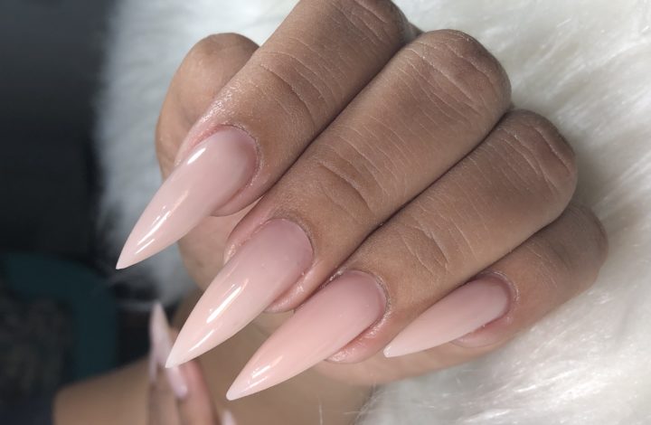 Alongamento de Unhas Stiletto: Fibra de Vidro vs. Gel - Qual o Melhor?