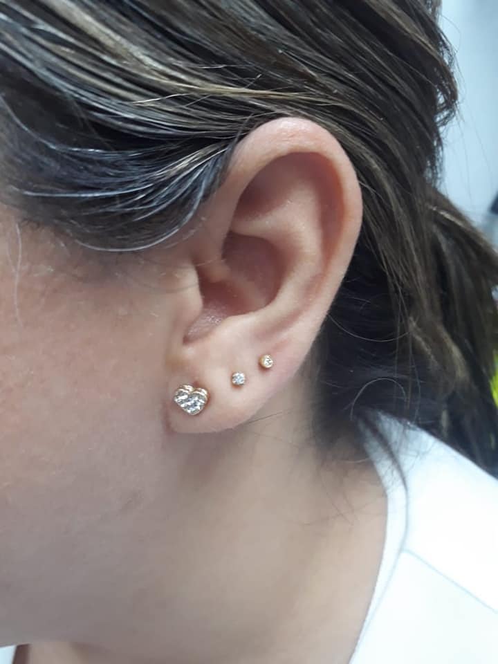 1. Furo de Orelha Humanizado vs. Tradicional: Qual a Diferença?
2. Guia Completo: Como é Feito o Furo de Orelha Humanizado em Bebês?
3. Benefícios do Furo de Orelha Humanizado para Adultos
4. Profissionais Habilitados para o Furo de Orelha Humanizado: O Que Saber?
5. Cuidados Pós-Furo de Orelha Humanizado para uma Cicatrização Perfeita