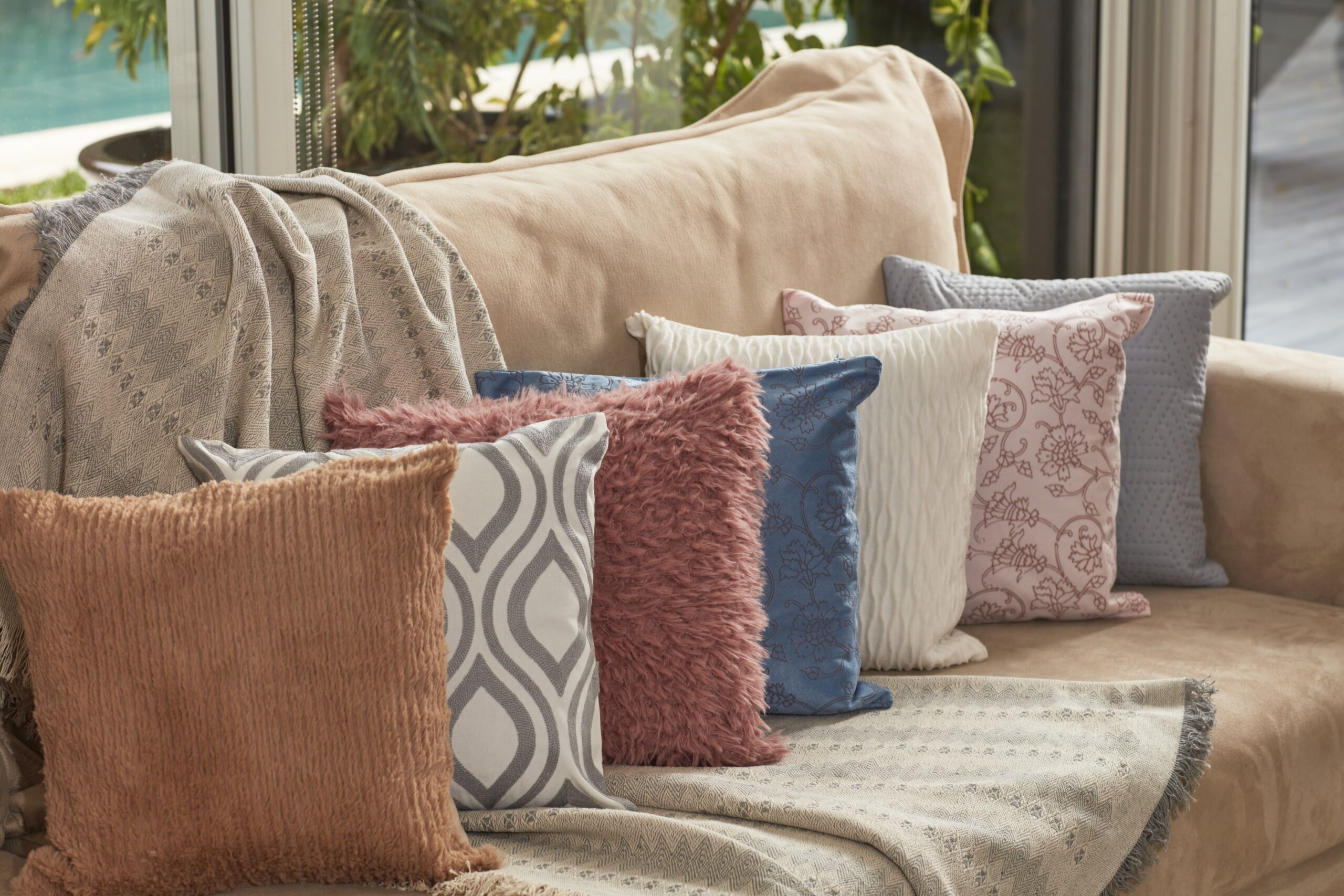 ideias de decoração com almofadas coloridas