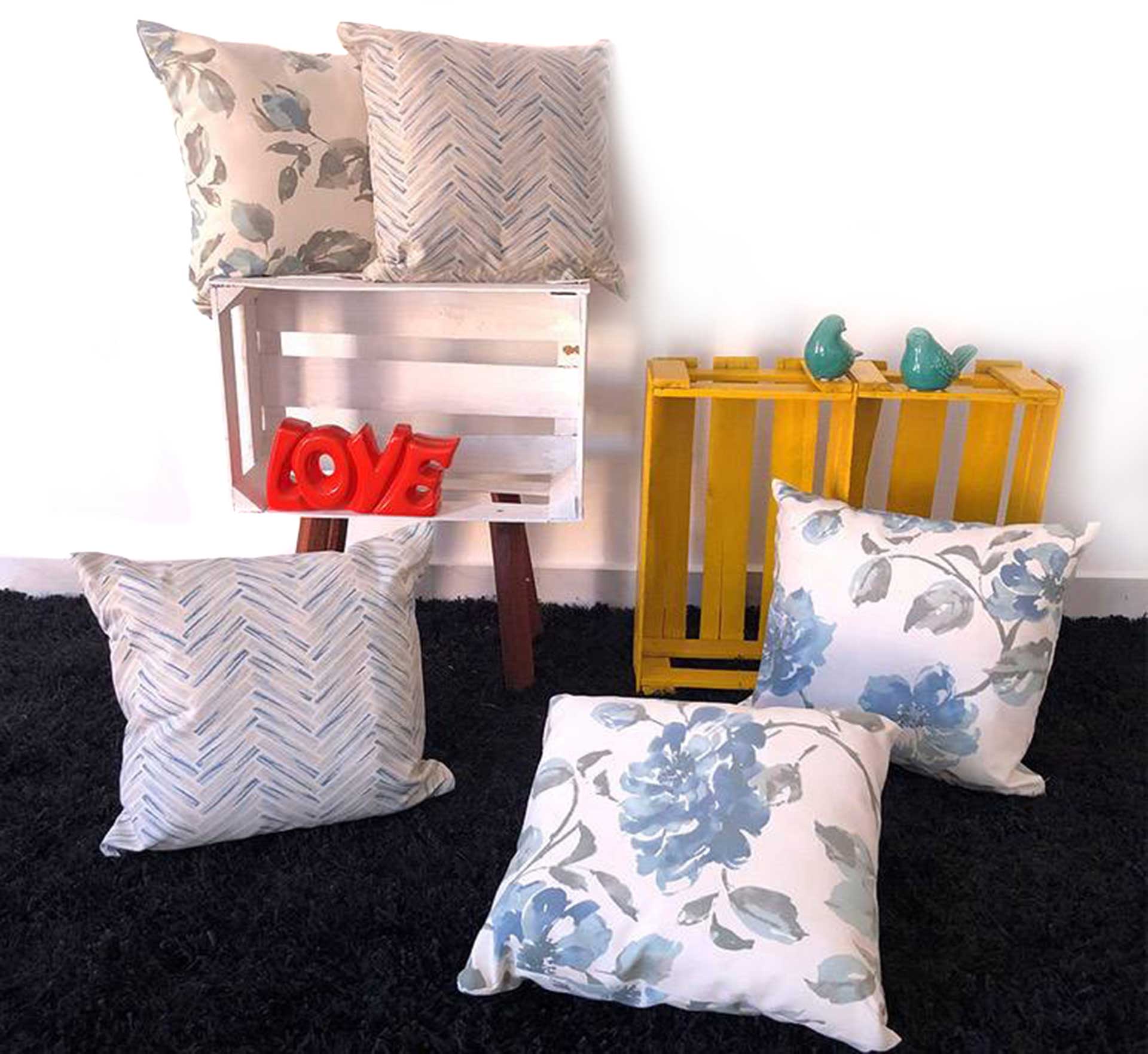 como escolher almofadas coloridas para sofá bege