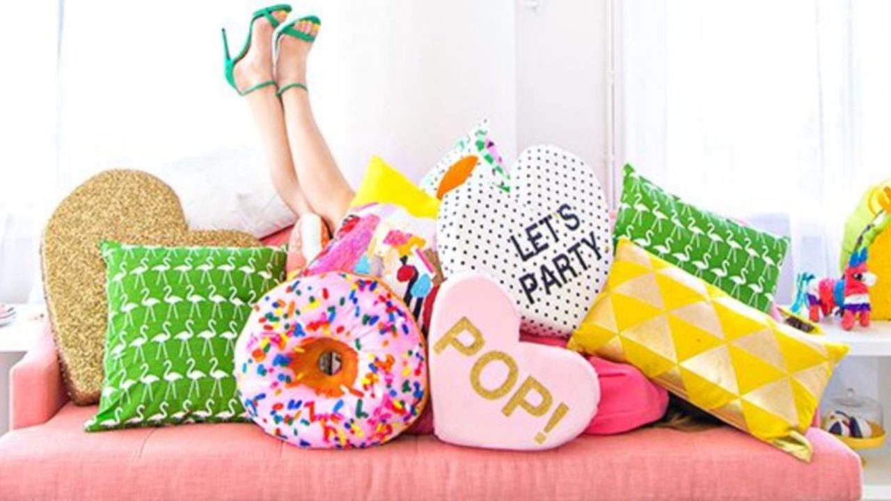 ideias de decoração com almofadas coloridas