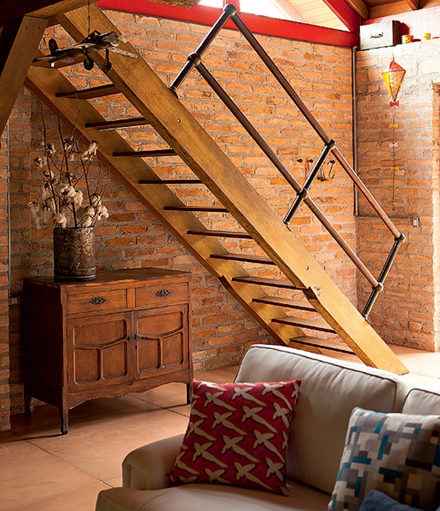 ideias de decoração com escada de madeira para sala