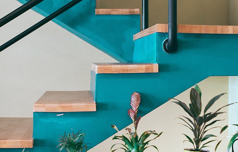 ideias de decoração com escada de madeira para sala