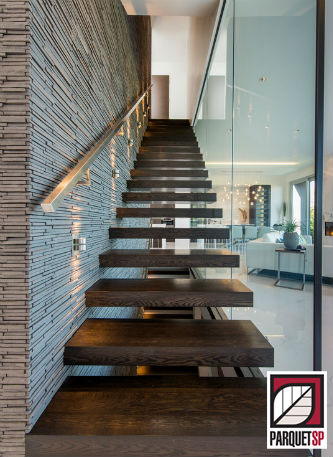 escada de madeira vs escada de metal para decoração