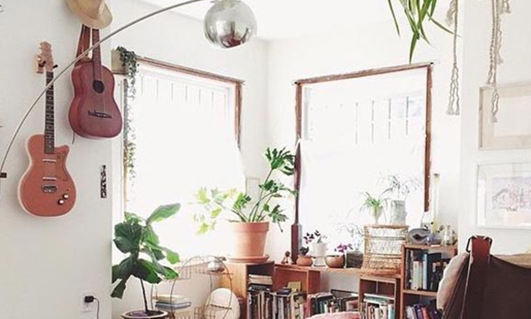 violão vs guitarra na decoração: qual escolher?