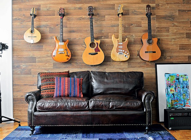 violão vs guitarra na decoração: qual escolher?