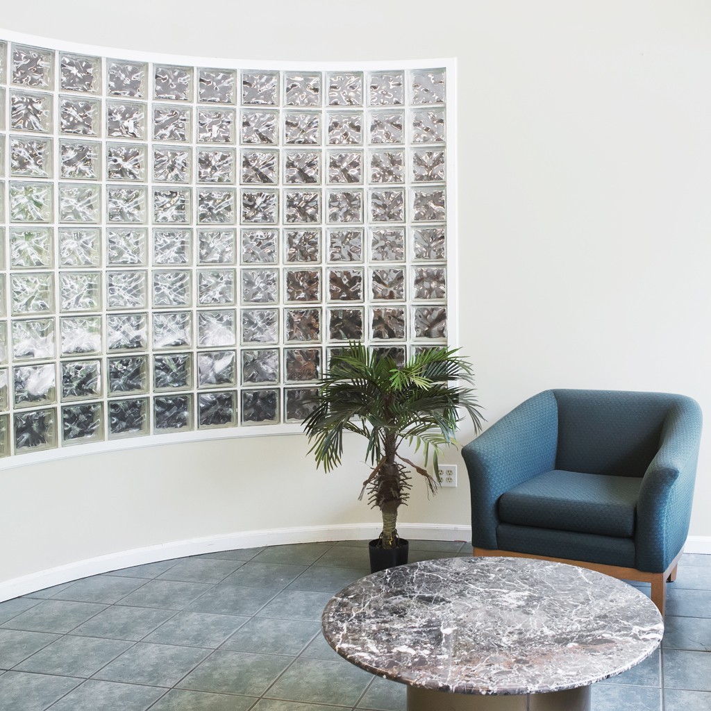 como fazer divisória de tijolo de vidro para cozinha