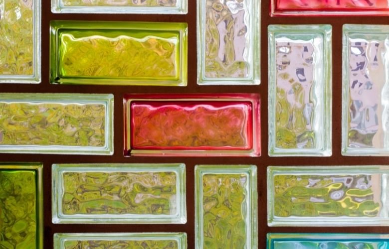 ideias de decoração com tijolos de vidro para sala pequena