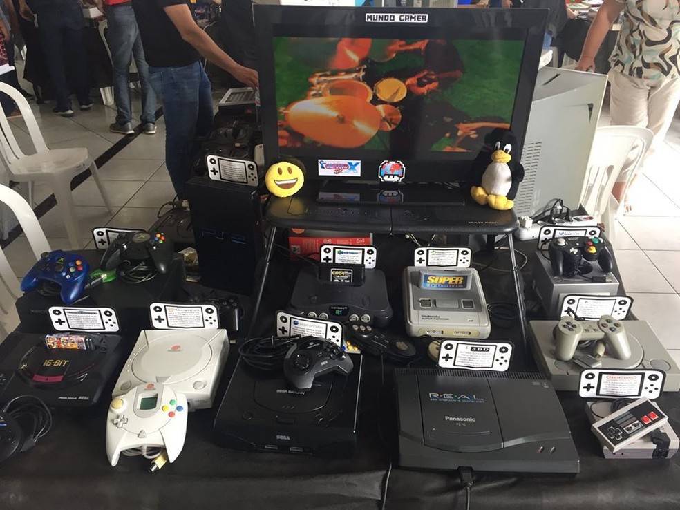 como decorar com consoles antigos