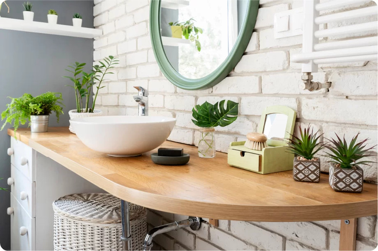 prateleiras vs nichos para banheiro pequeno