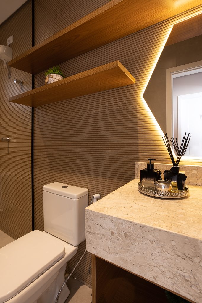 prateleiras vs nichos para banheiro pequeno