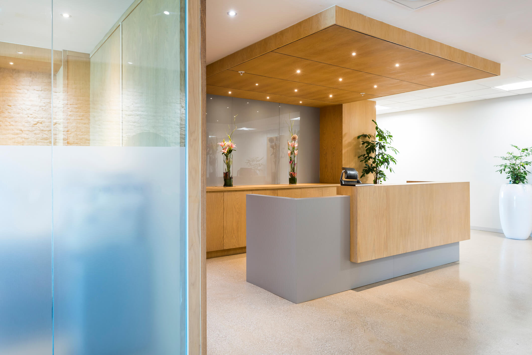 5 Ideias de Decoração para Consultórios por Especialidade
Como Criar um Ambiente Acolhedor em Consultórios de Psicologia
Tendências em Iluminação para Consultórios Modernos
A Importância das Cores na Decoração de Clínicas Médicas
Checklist Essencial: Regulamentação e Materiais para Consultórios