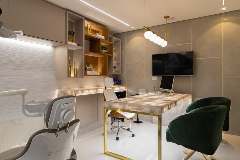 5 Ideias de Decoração para Consultórios por Especialidade
Como Criar um Ambiente Acolhedor em Consultórios de Psicologia
Tendências em Iluminação para Consultórios Modernos
A Importância das Cores na Decoração de Clínicas Médicas
Checklist Essencial: Regulamentação e Materiais para Consultórios
