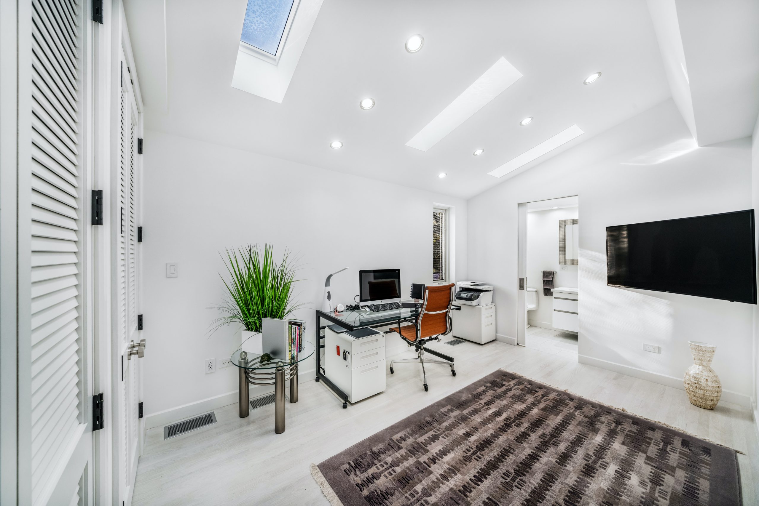 5 Ideias de Decoração para Consultórios por Especialidade
Como Criar um Ambiente Acolhedor em Consultórios de Psicologia
Tendências em Iluminação para Consultórios Modernos
A Importância das Cores na Decoração de Clínicas Médicas
Checklist Essencial: Regulamentação e Materiais para Consultórios