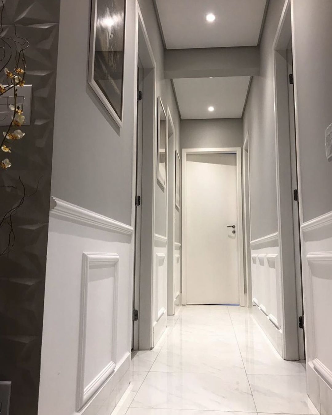 decoração corredor estreito com espelho