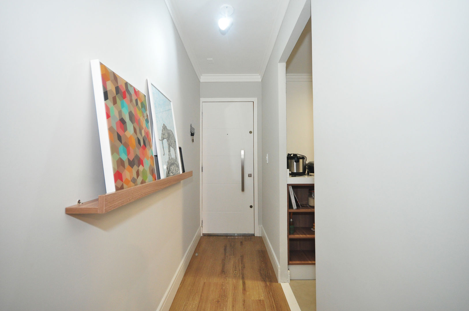 decoração corredor estreito com espelho