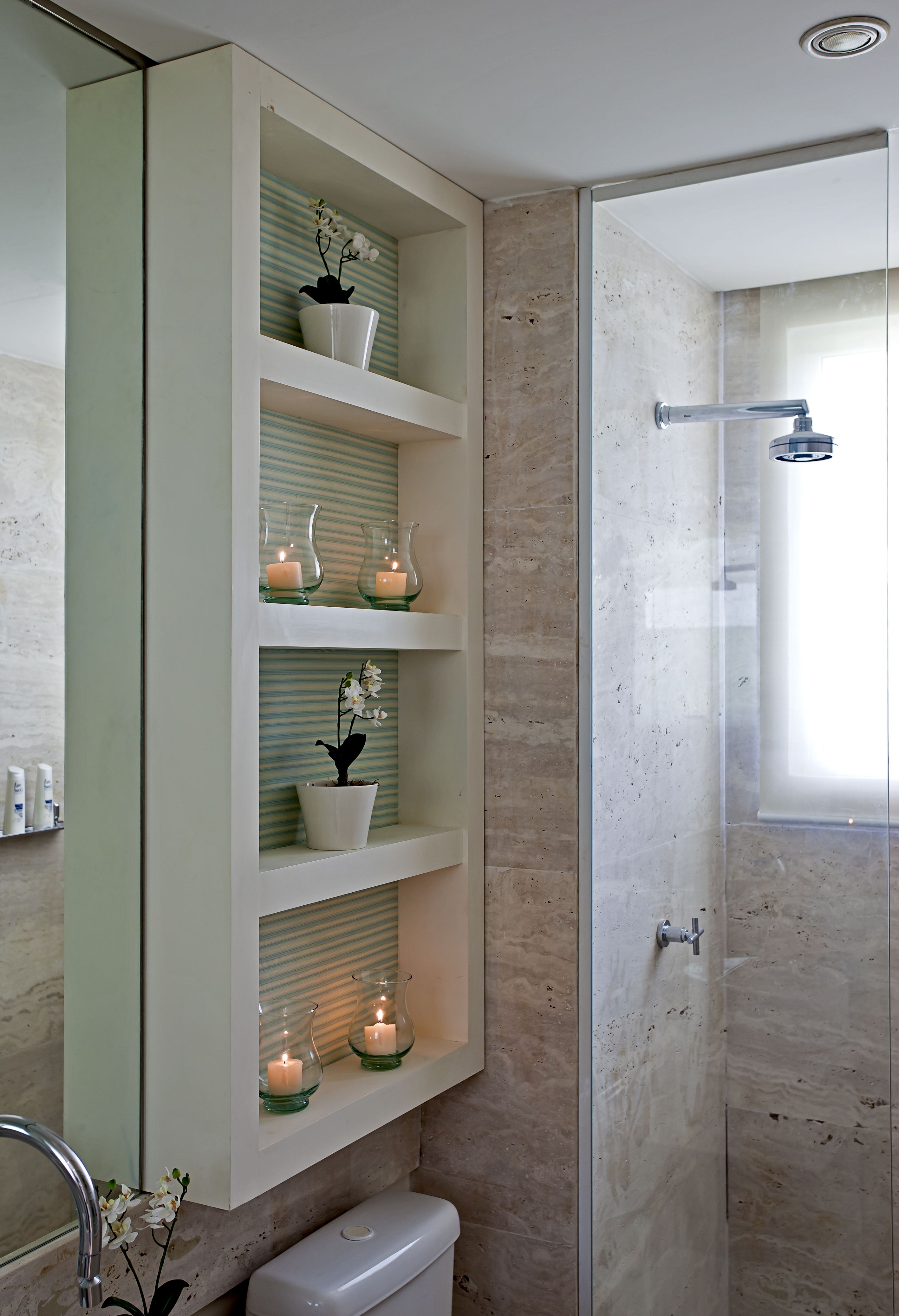 ideias criativas de nichos para banheiro pequeno