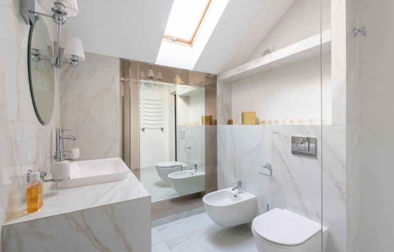 ideias criativas de nichos para banheiro pequeno