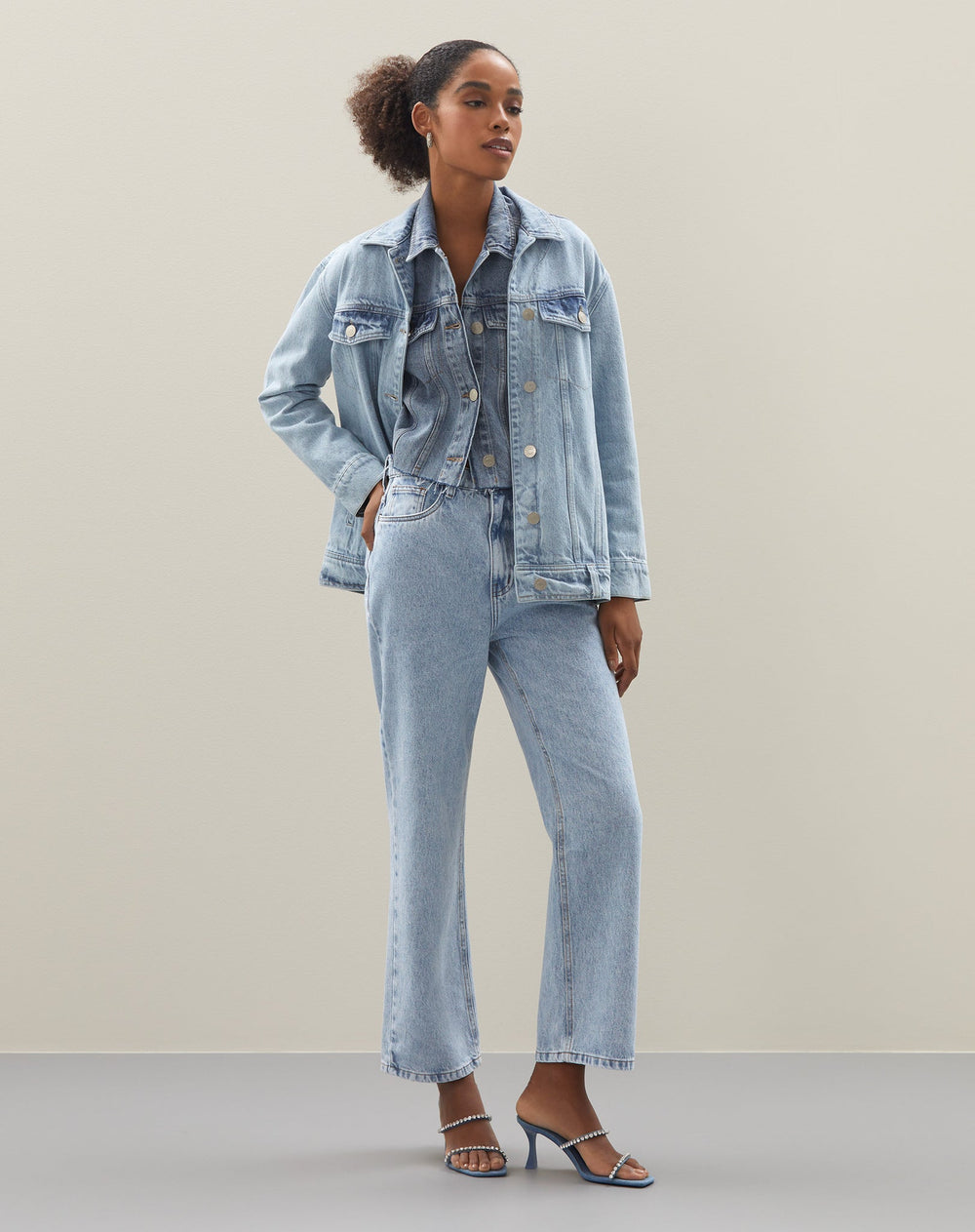 Acessórios Essenciais para Elevar Seu Look Jeans e Salto