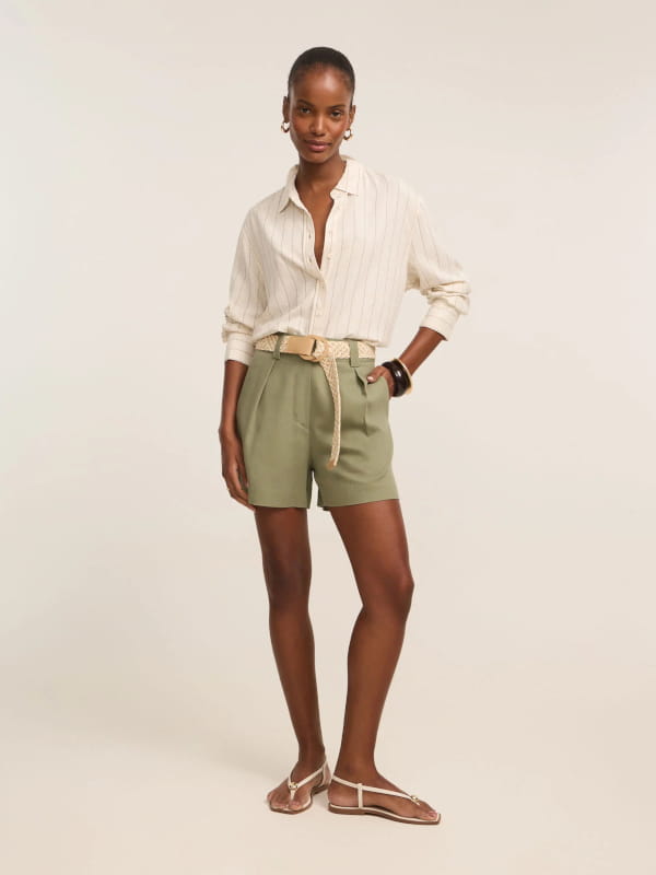 5 ideias de títulos para posts sobre short de alfaiataria:
1. Short de Alfaiataria: O Guia Definitivo para Looks Incríveis
2. Do Casual ao Formal: Como Usar Seu Short de Alfaiataria em Qualquer Ocasião
3. Os Melhores Calçados para Combinar com Short de Alfaiataria
4. Tendências de Short de Alfaiataria: Cores e Modelos para Arrasar
5. 5 Looks Essenciais com Short de Alfaiataria para o Verão