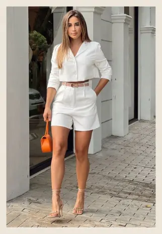 5 ideias de títulos para posts sobre short de alfaiataria:
1. Short de Alfaiataria: O Guia Definitivo para Looks Incríveis
2. Do Casual ao Formal: Como Usar Seu Short de Alfaiataria em Qualquer Ocasião
3. Os Melhores Calçados para Combinar com Short de Alfaiataria
4. Tendências de Short de Alfaiataria: Cores e Modelos para Arrasar
5. 5 Looks Essenciais com Short de Alfaiataria para o Verão