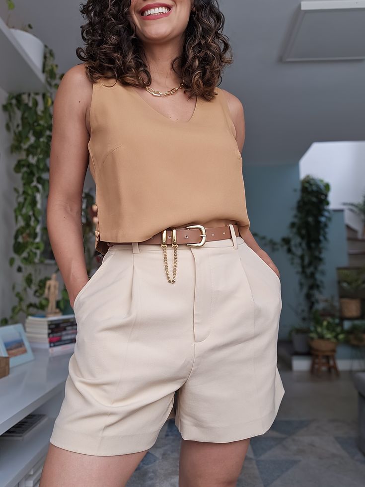 5 ideias de títulos para posts sobre short de alfaiataria:
1. Short de Alfaiataria: O Guia Definitivo para Looks Incríveis
2. Do Casual ao Formal: Como Usar Seu Short de Alfaiataria em Qualquer Ocasião
3. Os Melhores Calçados para Combinar com Short de Alfaiataria
4. Tendências de Short de Alfaiataria: Cores e Modelos para Arrasar
5. 5 Looks Essenciais com Short de Alfaiataria para o Verão