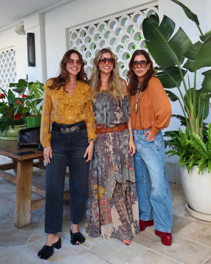 5 ideias de títulos: 1. Boho Chic 2026: A Evolução do Estilo Boêmio; 2. Peças-Chave para um Look Boho Chic Perfeito; 3. Acessórios que Elevam o Estilo Boho Chic; 4. Paleta de Cores e Tecidos: A Essência do Boho Chic; 5. Como Adaptar o Boho Chic para o Dia a Dia e Eventos Especiais.