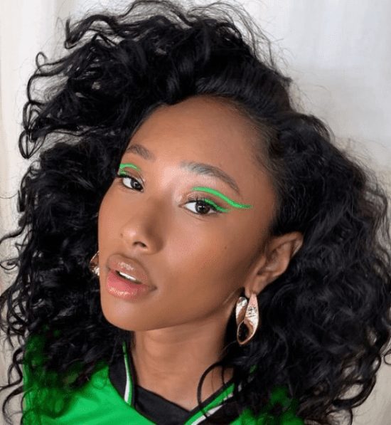 Inspirações de maquiagem com delineado colorido para festas e eventos