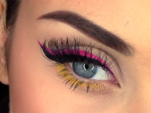 Inspirações de maquiagem com delineado colorido para festas e eventos