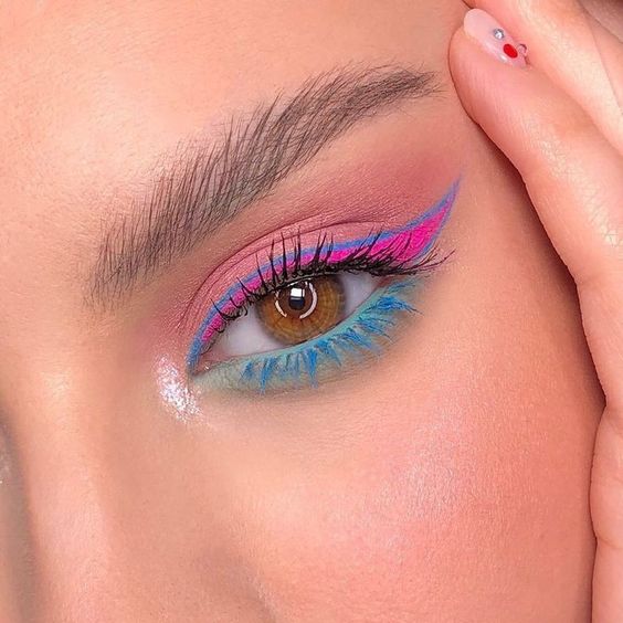 Delineado colorido com glitter: O passo a passo para um look glam