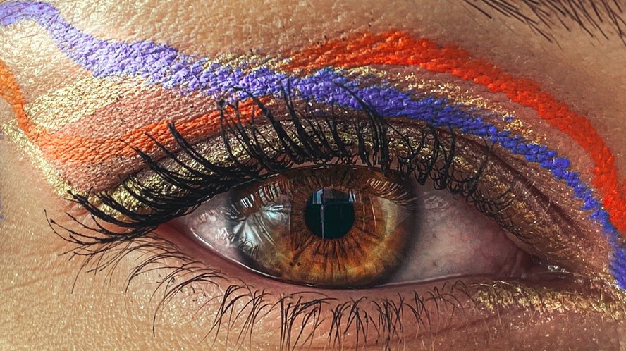 maquiagem com delineado colorido