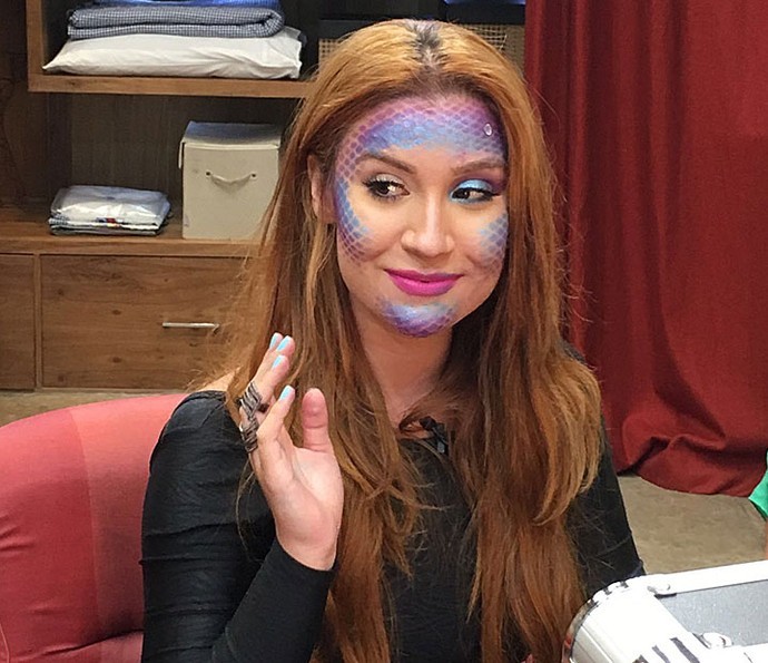 maquiagem de sereia com meia arrastão para pele oleosa