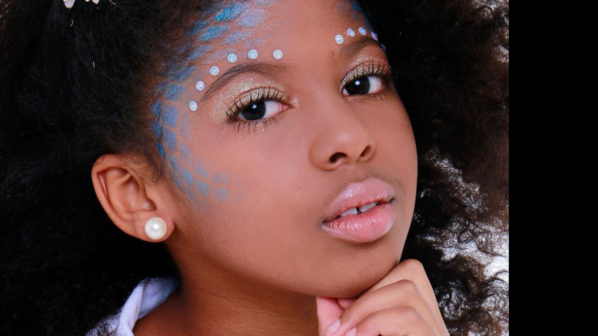 como fazer maquiagem de sereia com meia arrastão passo a passo