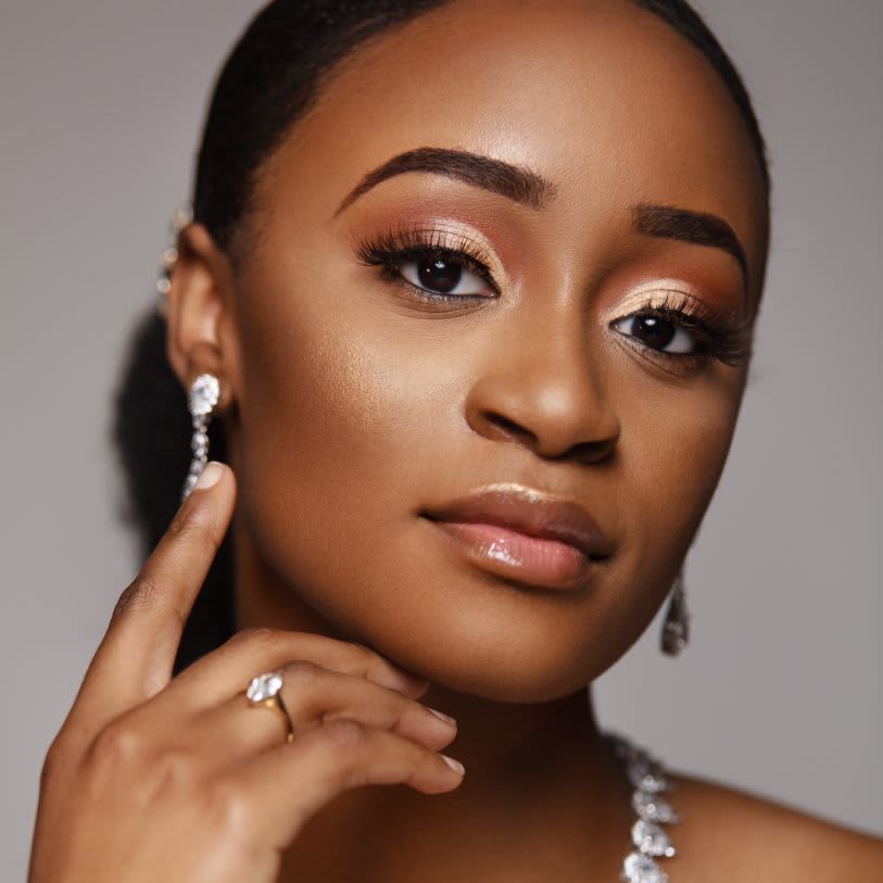 Maquiagem de Noiva Civil DIY: Produtos Essenciais e Técnicas Básicas