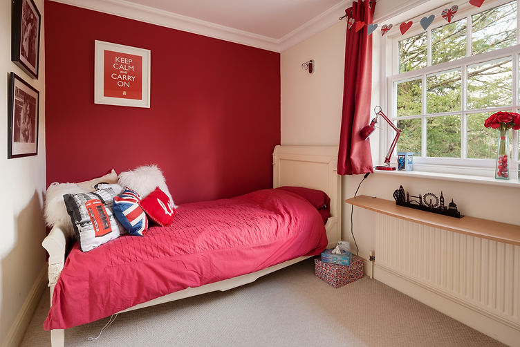 Branco vs. Off-white: Qual a Melhor Cor para Ampliar seu Quarto Pequeno?